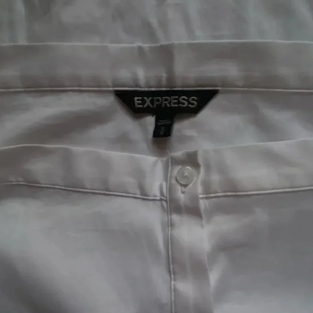 🔥 Closet Sale! Express White Off-Shoulder Blouse – Chic & Flattering – Size M - Picture 2 of 5